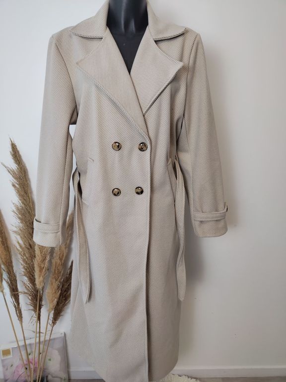 Manteau long à ceinture et boutons beige