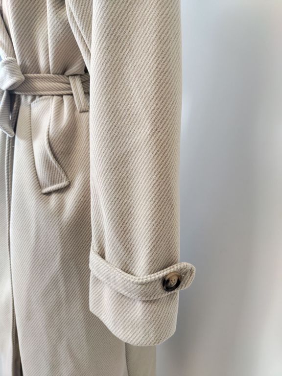 Manteau long à ceinture et boutons beige