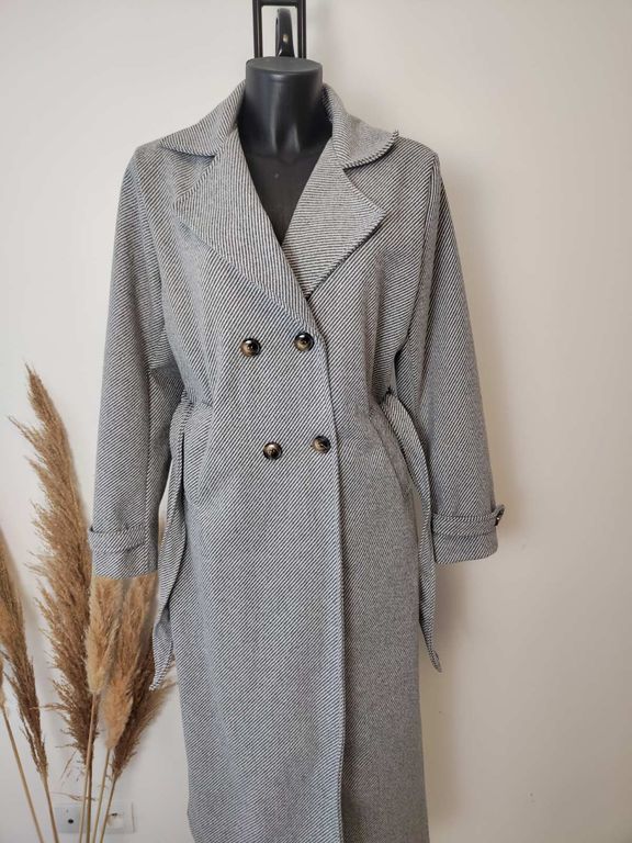 Manteau long à ceinture et boutons gris