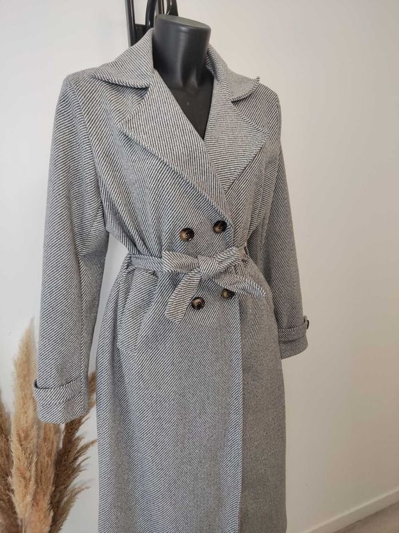 Manteau long à ceinture et boutons gris