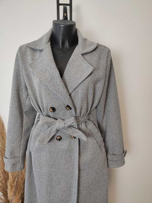 Manteau long à ceinture et boutons gris