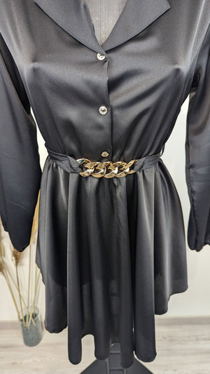 Robe courte noire à ceinture dorée